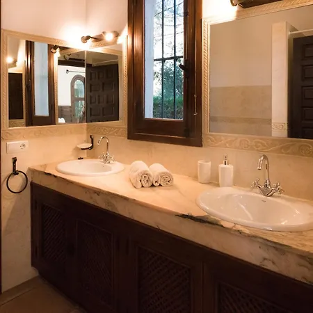 Luxury El Toril - With Heated Pool & Scenic Views